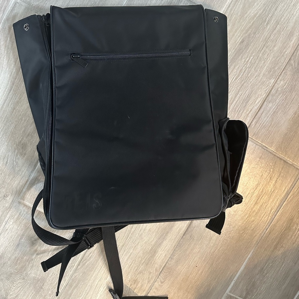 The Hanging backpack by Beis